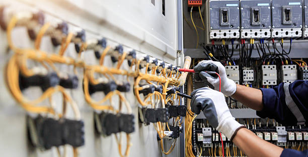 Professional Electrician technician working in Grand Rapids, MI